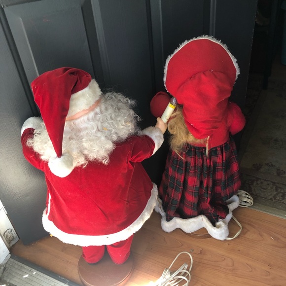 VINTAGE MOVING ANIMATRONIC MR. & MRS. SANTA CLAUS HOLDING NIGHT CANDLES - Picture 3 of 6